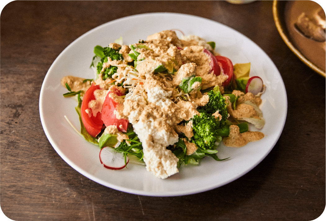 季節の野菜とアボカドと田仲とうふのサラダ